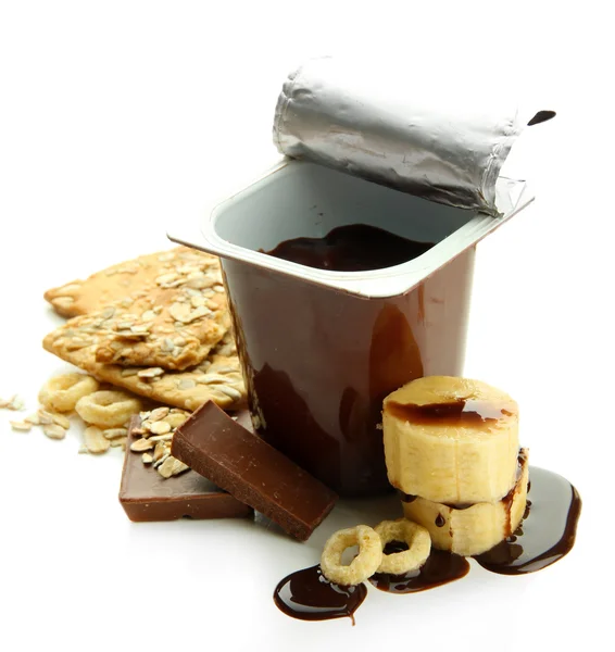 Crème au chocolat dans une tasse en plastique ouverte isolée sur blanc — Photo