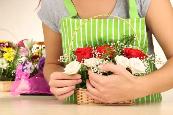 Florist macht Blumenstrauß im Weidenkorb — Stockfoto