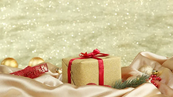 Vackra ljusa gåva och jul inredning, mot glänsande bakgrund — Stockfoto