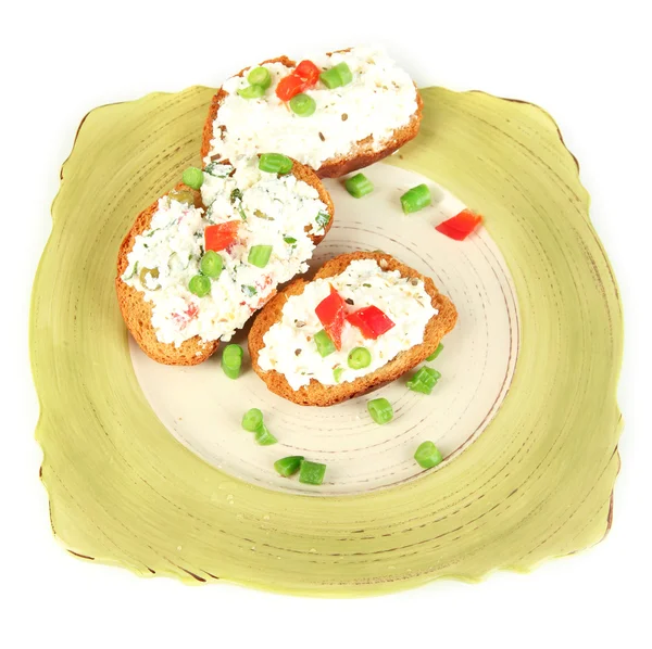 Süzme peynir ve yeşillik üzerinde beyaz izole plaka ile sandviçler — Stok fotoğraf