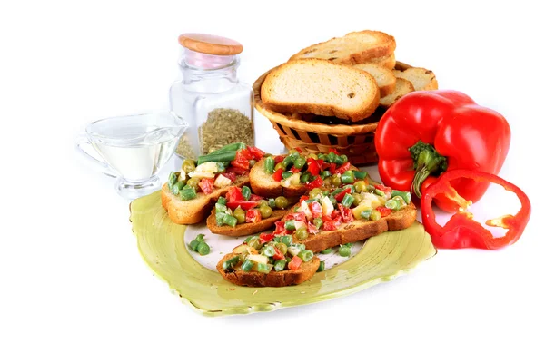 Sandwiches con verduras y verduras en plato aislado en blanco —  Fotos de Stock