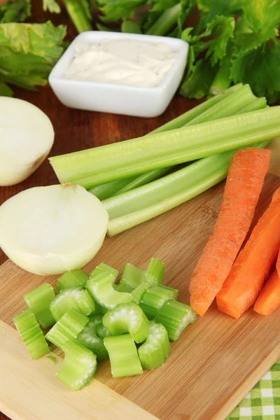 Verse groene selder met groenten op tabel close-up — Stockfoto