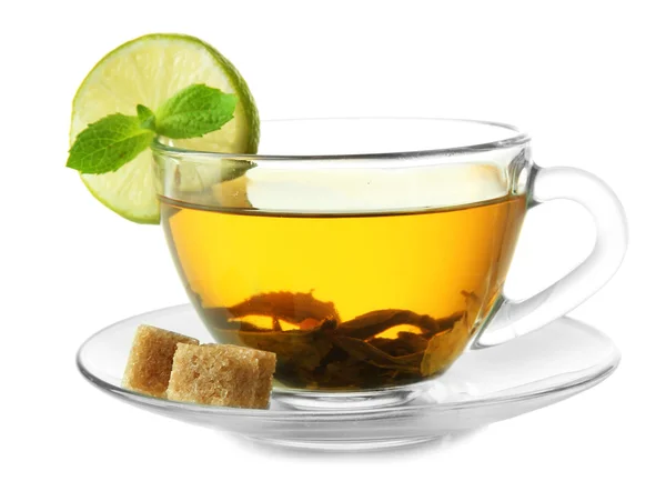 Tasse transparente de thé vert au citron vert et sucre isolé sur blanc — Photo