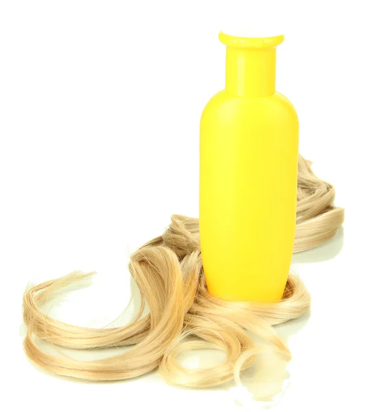 Capelli biondi ricci con shampoo primo piano isolato su bianco — Foto Stock