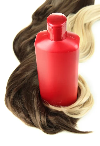 Кучеряве світле і коричневе волосся з шампунем ізольовано на білому — стокове фото