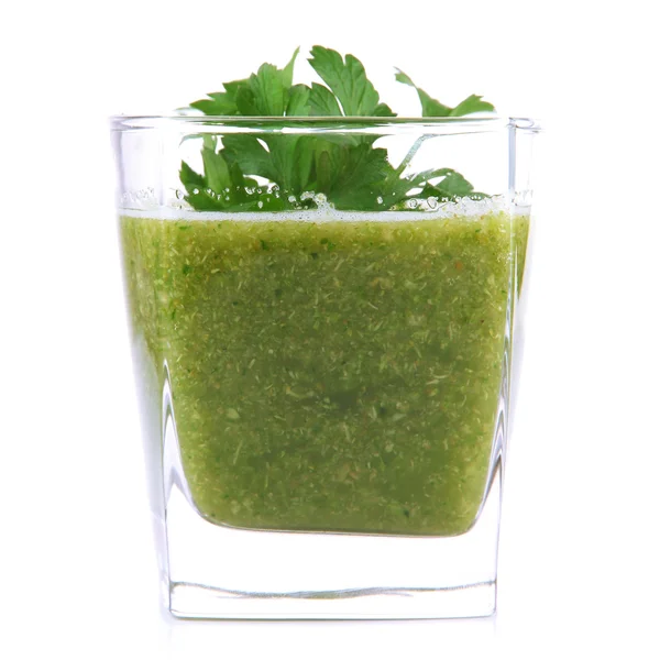 白で隔離される緑の野菜ジュースのガラス — ストック写真