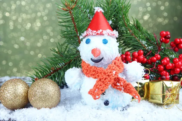 Mooie sneeuwpop en christmas decor, op lichte achtergrond — Stockfoto