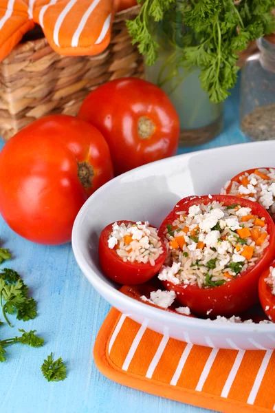 Fyllda tomater i skål på träbord närbild — Stockfoto