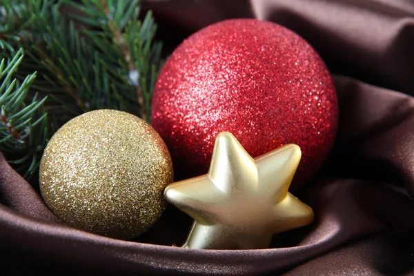 Bela decoração de Natal em pano de cetim marrom — Fotografia de Stock