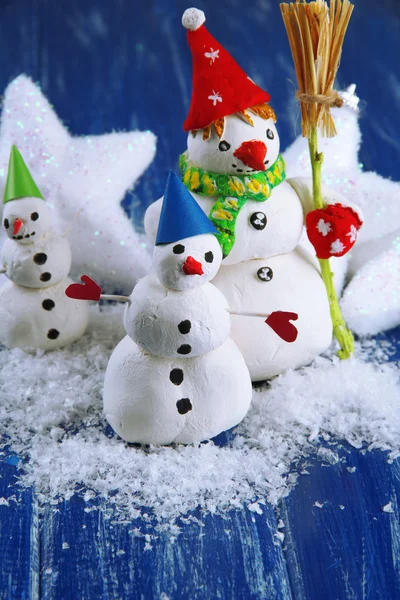 Bonitos bonecos de neve e decoração de Natal, em fundo brilhante — Fotografia de Stock