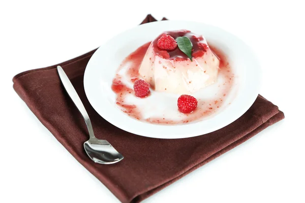 Panna cotta met framboos saus, geïsoleerd op wit — Stockfoto