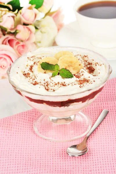 Deliciosa sobremesa com banana e caramelo na mesa sobre fundo branco — Fotografia de Stock