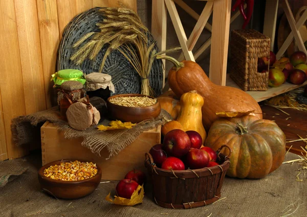 Groenten en fruit met potten van jam en kommen van granen op rouwgewaad op houten achtergrond — Stockfoto