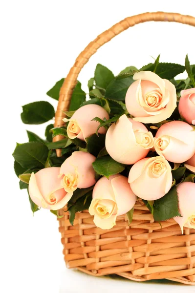 Hermoso ramo de rosas en cesta, aislado en blanco —  Fotos de Stock