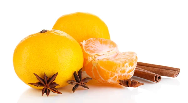 Reife Mandarinen mit Zimt isoliert auf weiß — Stockfoto