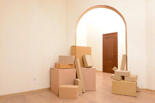 空纸箱堆栈的房间： 移动之家的构想 — 图库照片