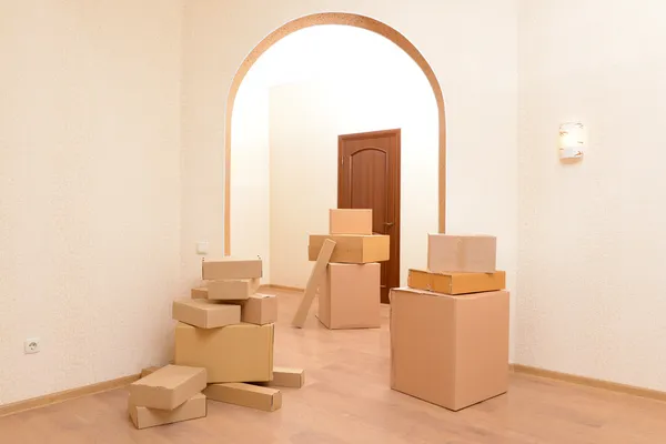 Quarto vazio com pilha de caixas: conceito de casa em movimento — Fotografia de Stock