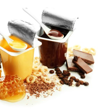Açık plastik bardak ve bal tarak, üzerinde beyaz izole lezzetli tatlılar