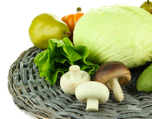 Verschiedene Früchte und Gemüse auf Korbständer isoliert auf weiß — Stockfoto