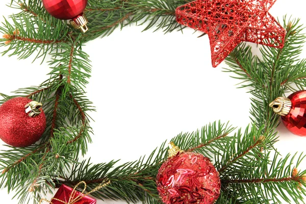 Piękne dekoracje świąteczne na jodły na białym tle — Zdjęcie stockowe