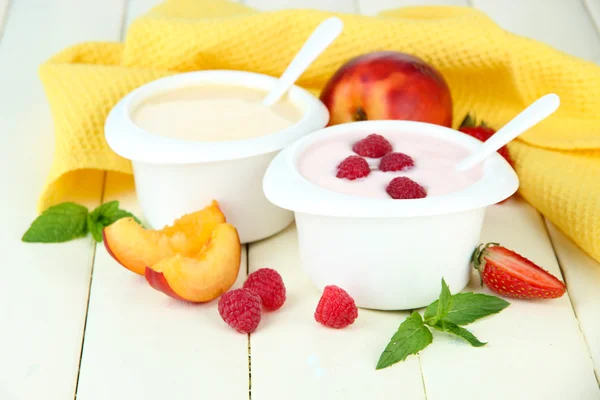 Delicious yogurt with fruit and berries on table close-up — Stock Photo, Image