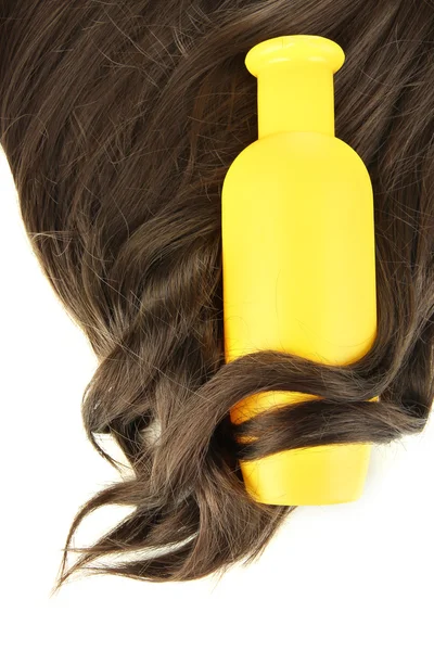 Capelli castani lucidi con shampoo isolato su bianco — Foto Stock