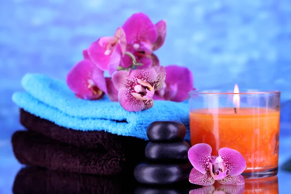 Hermoso entorno de spa con orquídea sobre fondo azul —  Fotos de Stock