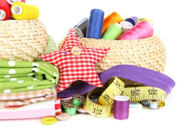 hasır sepetleri ile üzerine beyaz izole iğne işi'den aksesuarlar