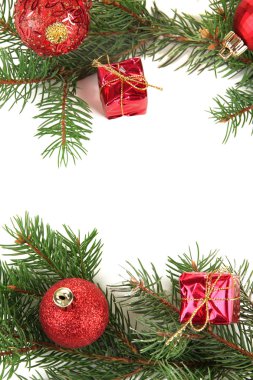 güzel Noel süsleri çam ağacı üzerinde beyaz izole