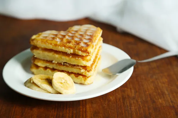 Tatlı Belçika waffle ahşap masa arka plan üzerinde muz ile — Stok fotoğraf