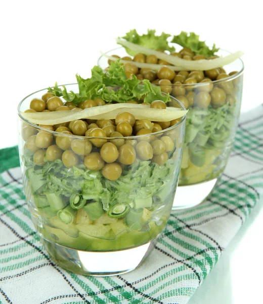 Вкусный салат со свежими овощами, изолированный на белом — стоковое фото