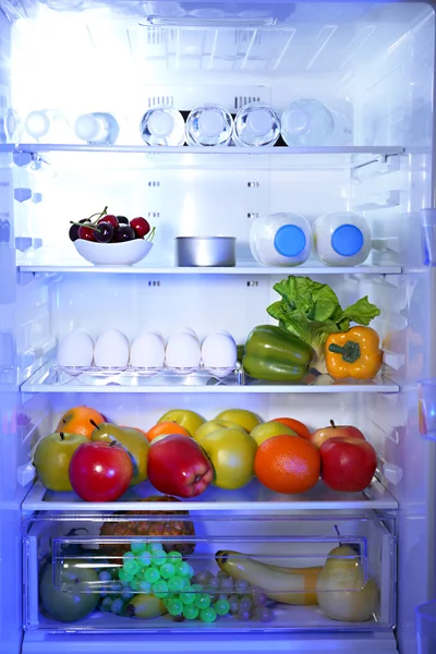 Refrigerador lleno de comida — Foto de Stock