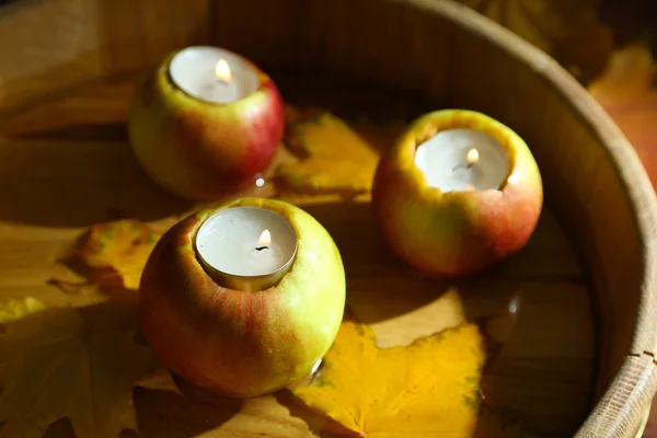 苹果与蜡烛在浴缸里木背景组成 — 图库照片
