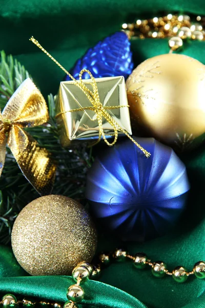 Прекрасний різдвяний декор на зеленій атласній тканині — стокове фото