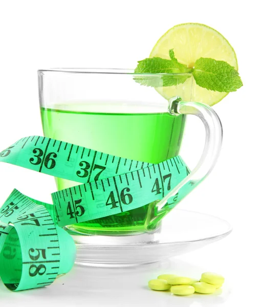 Xícara transparente de chá verde e fita métrica isolada em branco — Fotografia de Stock
