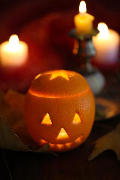 Composición festiva con linterna y velas sobre fondo oscuro — Foto de Stock