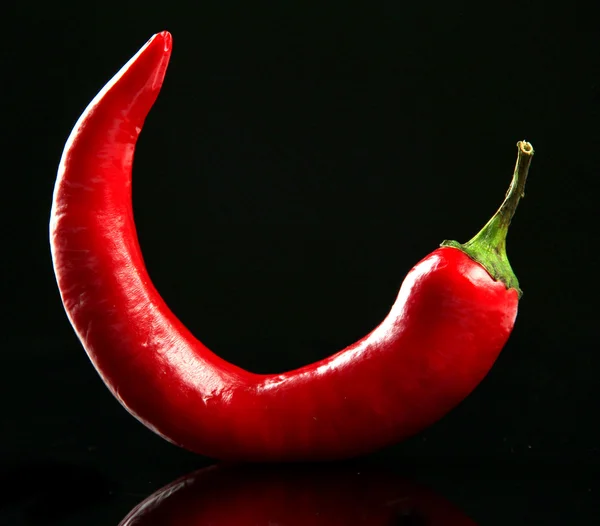 Rode hete chili peper geïsoleerd op zwart — Stockfoto