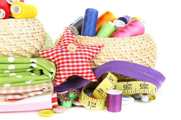 Плетеные корзины с аксессуарами для рукоделия изолированы на белом
