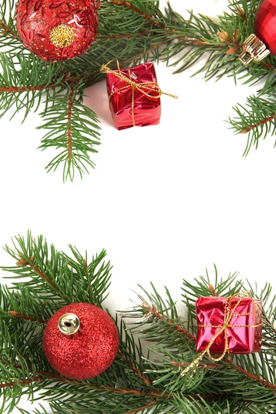 Belle decorazioni natalizie su abete isolato su bianco — Foto Stock