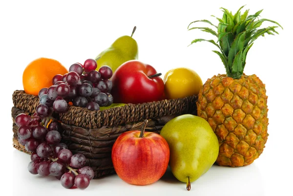 Fruits mûrs dans le panier isolé sur blanc — Photo