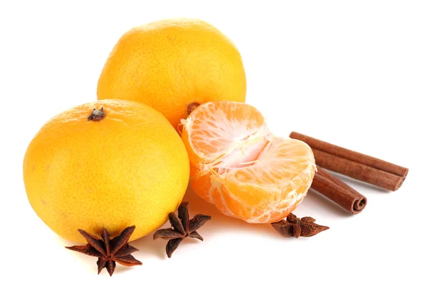 橘子上白色孤立的肉桂 — 图库照片