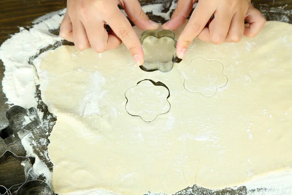 Gotować ręce co ciasteczka na drewnianym stole — Zdjęcie stockowe