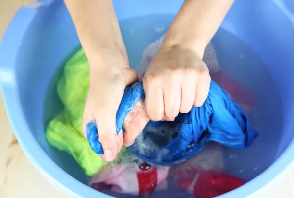 Händewaschen in Plastikschüssel auf Holztisch in Großaufnahme — Stockfoto