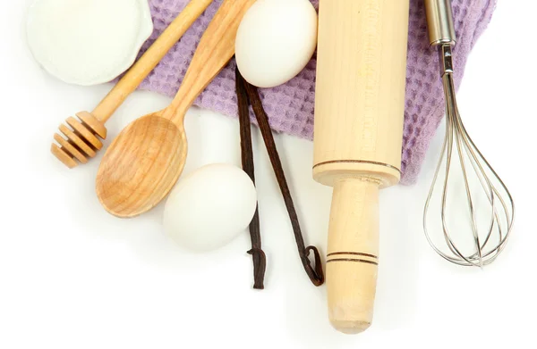 Vaření koncepce. základní pečící ingredience a kuchyňské nářadí izolované na bílém — Stock fotografie