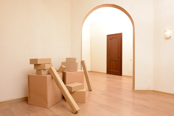 Habitación vacía con pila de cajas de cartón: concepto de casa móvil — Foto de Stock
