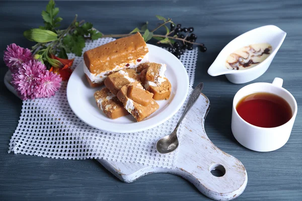 Sherbet con noci su piatto su tavolo di legno primo piano — Foto Stock