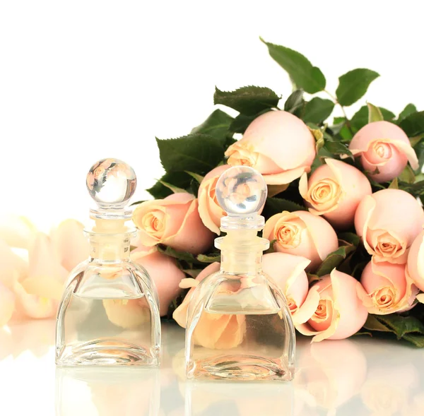 Hermoso ramo de rosas y perfume, aislado en blanco — Foto de Stock