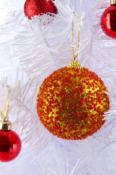 Jouets de Noël sur sapin de Noël blanc neige isolé sur blanc — Photo