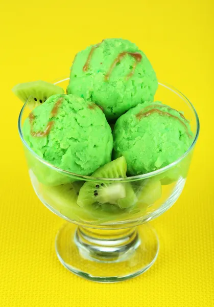 Delicioso helado sobre jarrón de vidrio sobre mantel amarillo — Foto de Stock