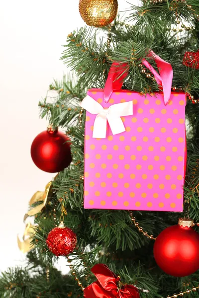 Presente na árvore de Natal isolado em branco — Fotografia de Stock